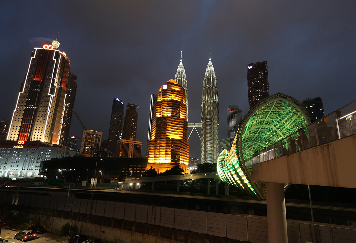 マレーシア クアラルンプールの「ペトロナス・ツインタワー」とサロマブリッジ(夜景)