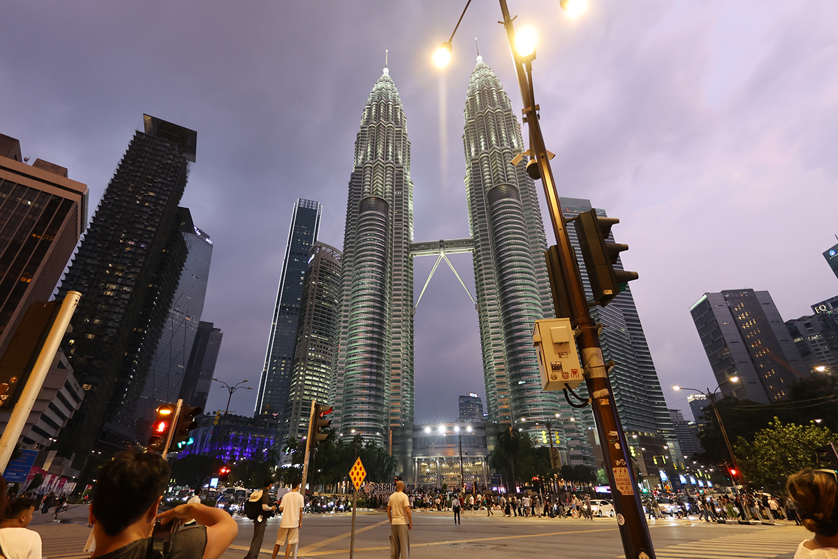 マレーシア クアラルンプールの「ペトロナス・ツインタワー」ライトアップ