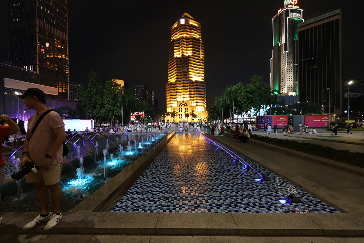 マレーシア クアラルンプールの「ペトロナス・ツインタワー」前の噴水