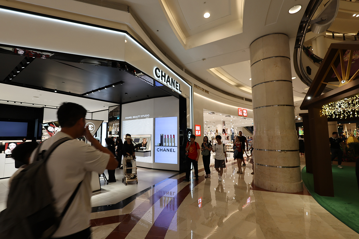 マレーシア クアラルンプールの「ペトロナス・ツインタワー」併設のショッピングモール、スリアKLCCにてシャネルとユニクロ