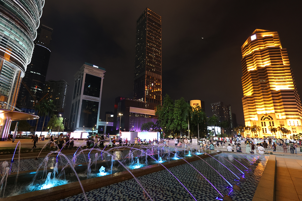 マレーシア クアラルンプールの「ペトロナス・ツインタワー」前の噴水