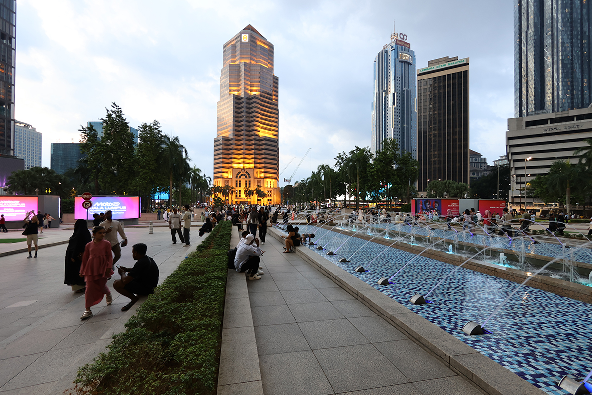 マレーシア クアラルンプールの「ペトロナス・ツインタワー」前の噴水