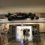 マレーシア クアラルンプールの「ペトロナス・ツインタワー」エントランスにてメルセデスAMGのF1マシン