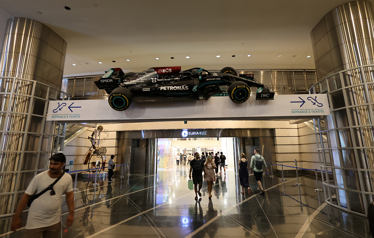 マレーシア クアラルンプールの「ペトロナス・ツインタワー」エントランスにてメルセデスAMGのF1マシン