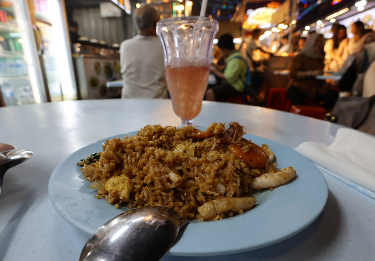 マレーシア旅行記 クアラルンプールのブキッ・ビンタンの屋台街にてローカルフード(ナシゴレン)