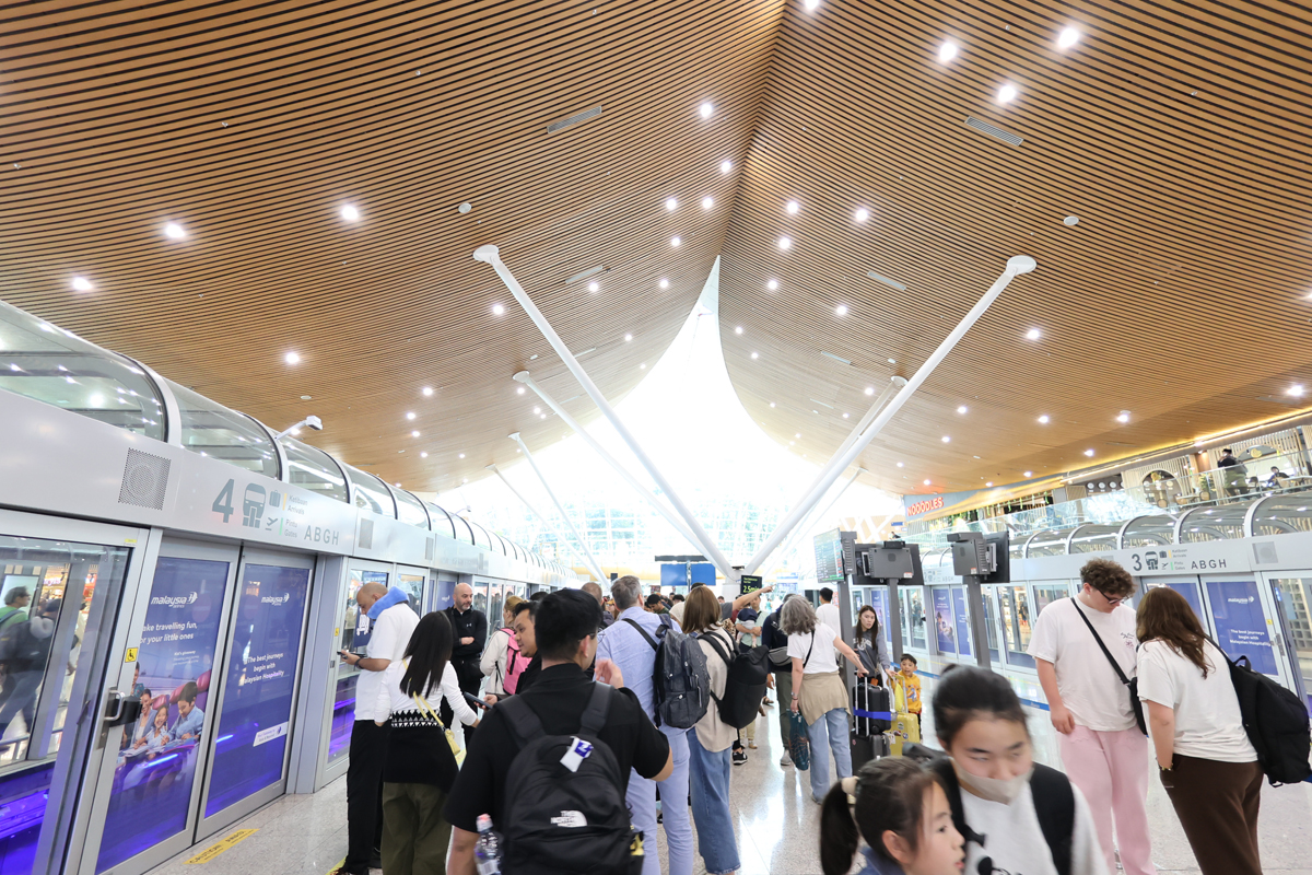クアラルンプール国際空港(KLIA)の到着ロビーから入国へと向かう電車