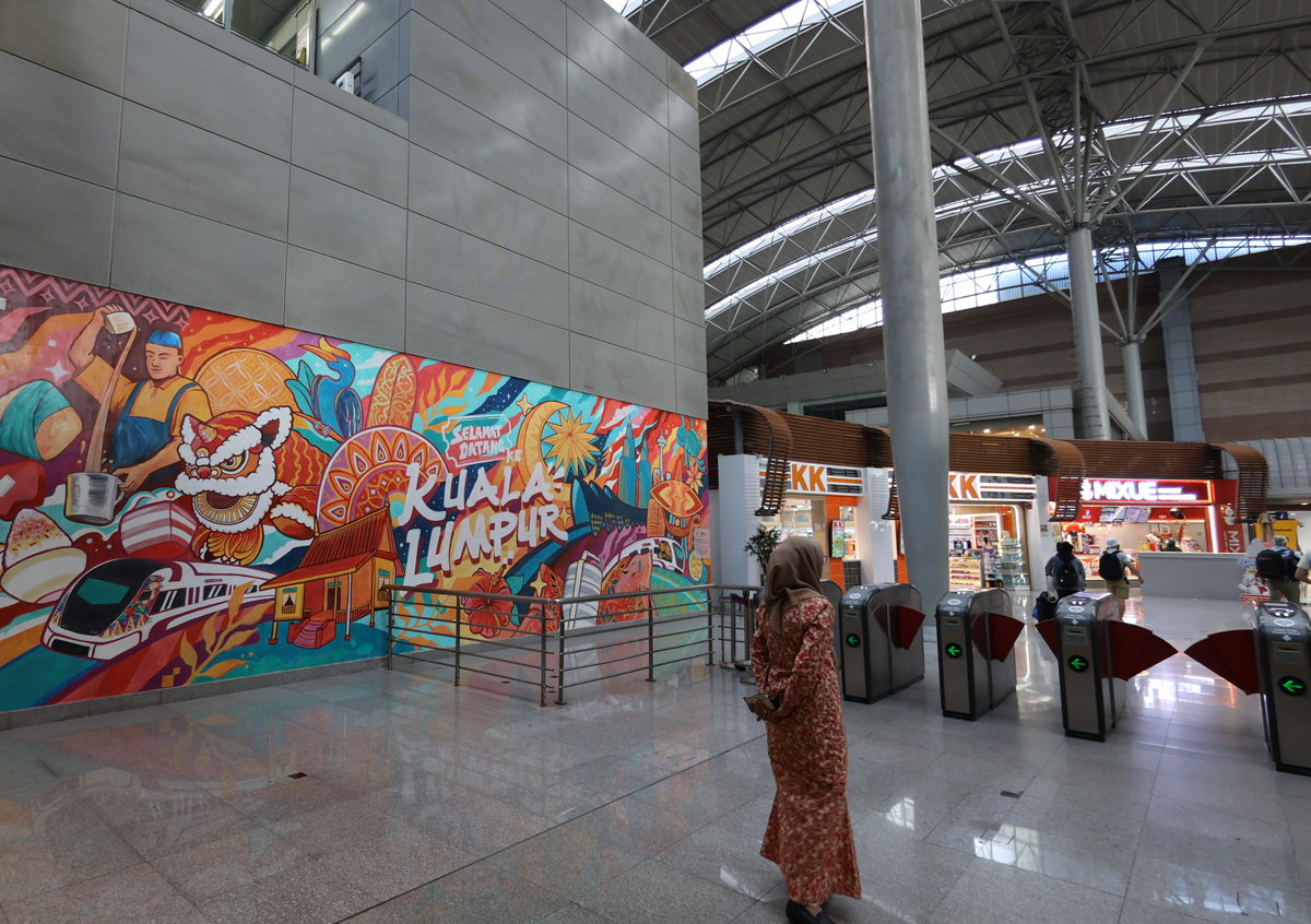マレーシア空港から市内へと往くKLIAエクスプレスの改札