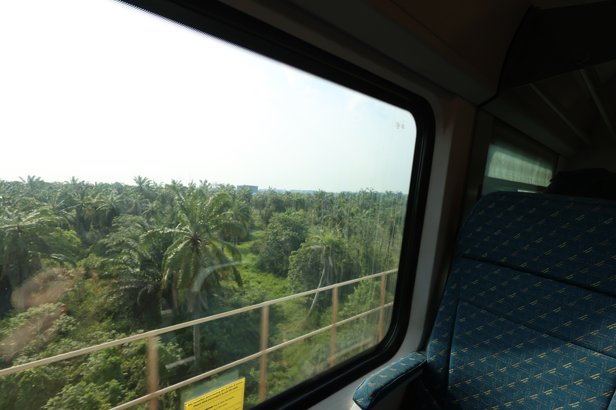 マレーシア空港から市内へと往くKLIAエクスプレスの車窓から