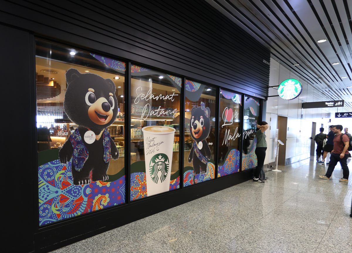マレーシア クアラルンプール国際空港(KLIA)の到着ロビーでのスターバックスコーヒー