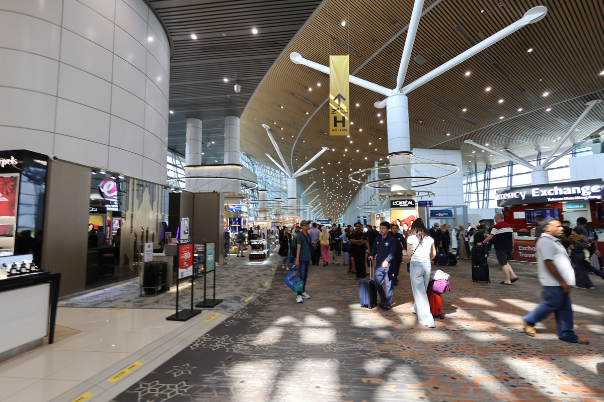マレーシア空港の到着ロビーにて