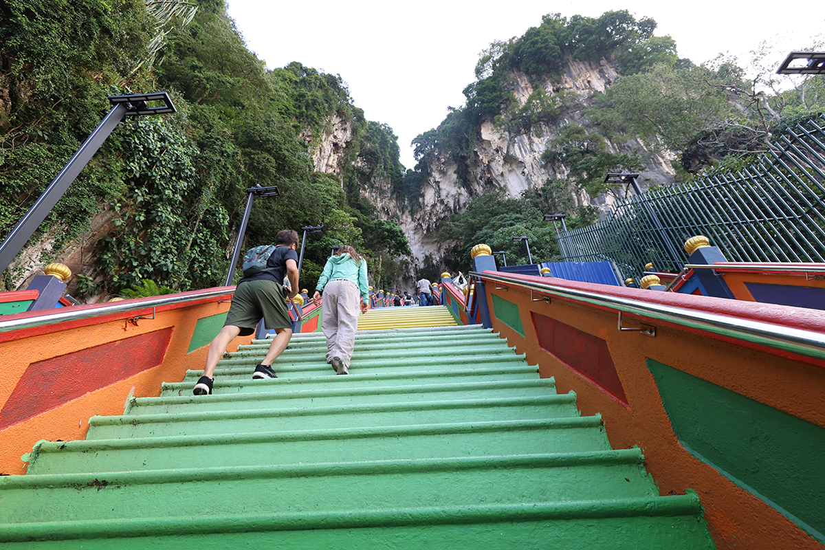 マレーシア クアラルンプールにあるバツー洞窟にて(階段)