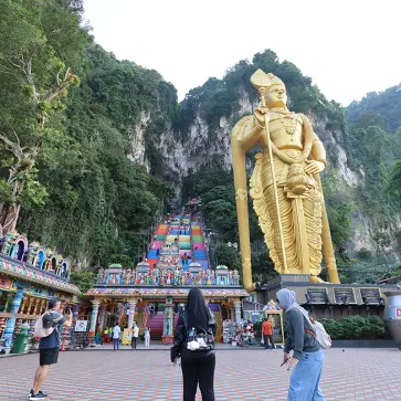 マレーシア クアラルンプールにあるバツー洞窟にて(仏像)