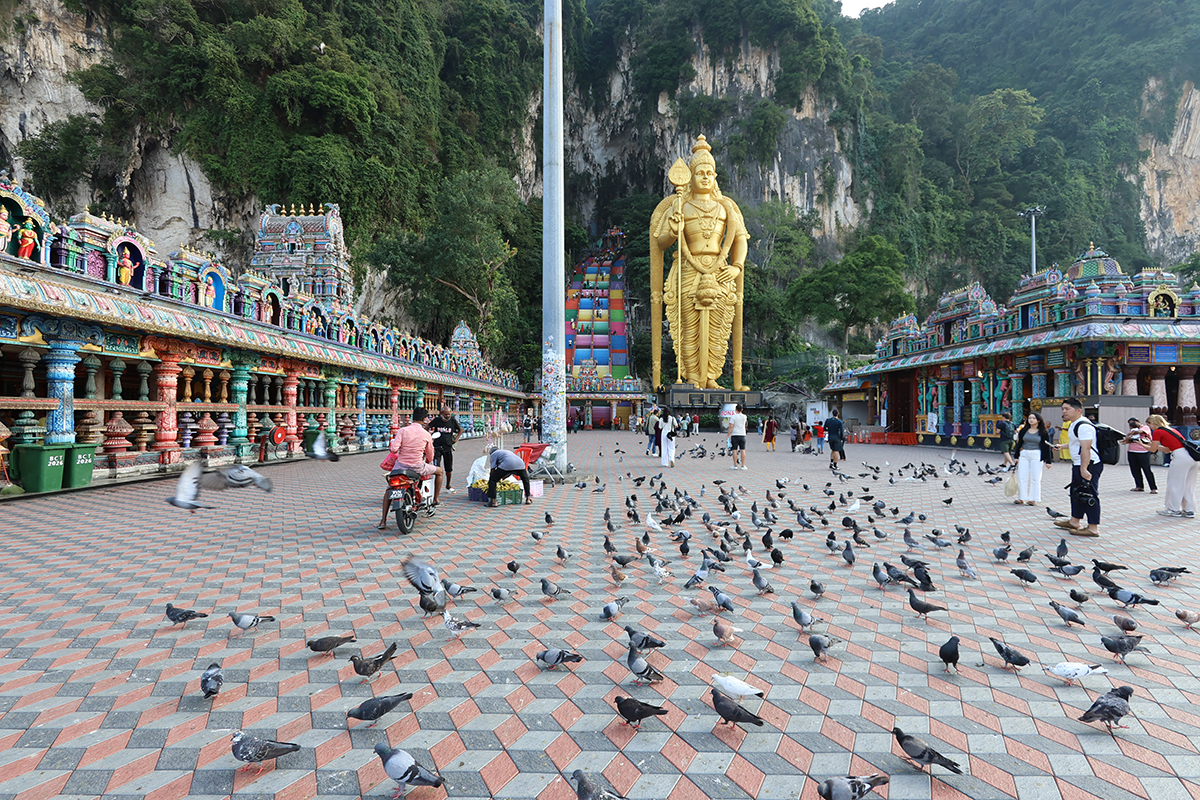 マレーシア クアラルンプールにあるバツー洞窟にて(仏像)