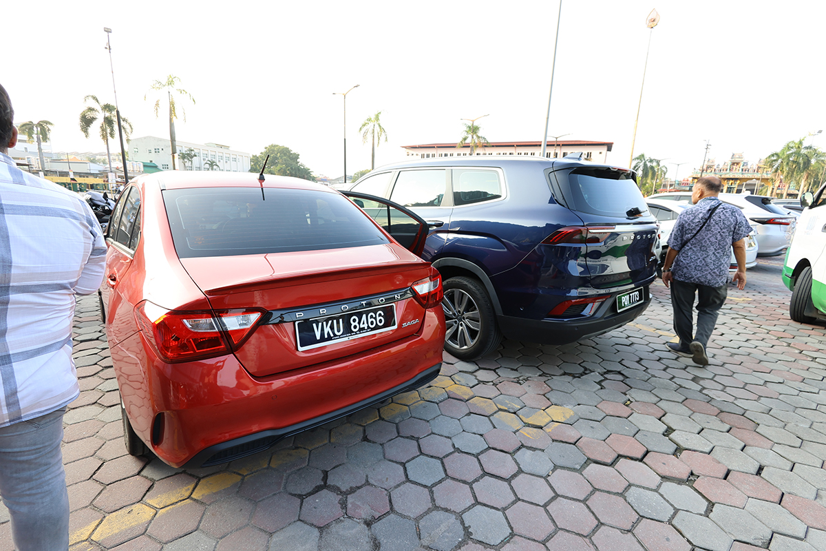 マレーシア クアラルンプールにあるバツー洞窟にて(駐車場)