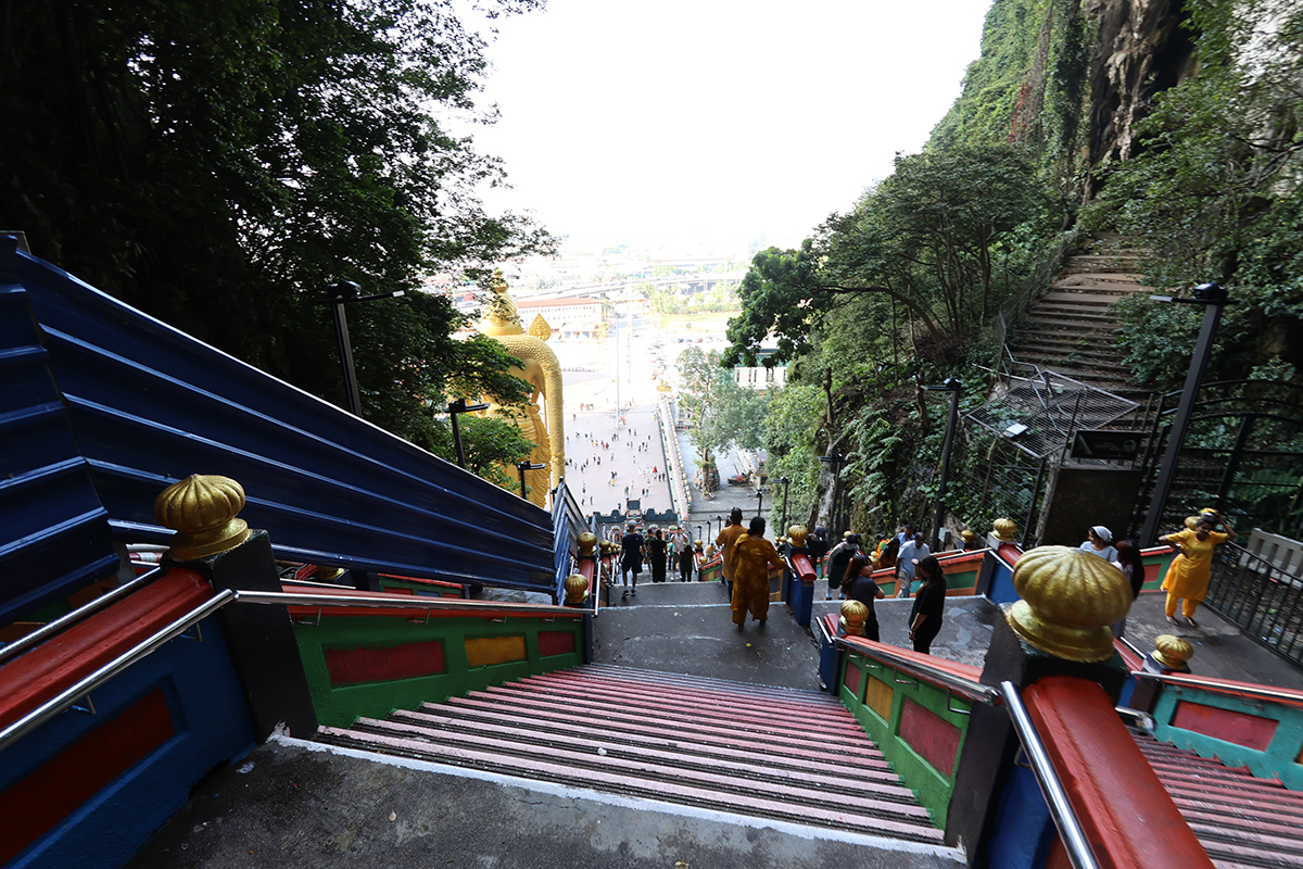 マレーシア クアラルンプールにあるバツー洞窟にて(階段)