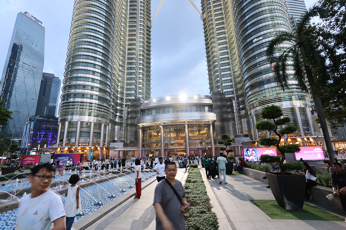 マレーシア クアラルンプールの「ペトロナス・ツインタワー」(下部~昼)