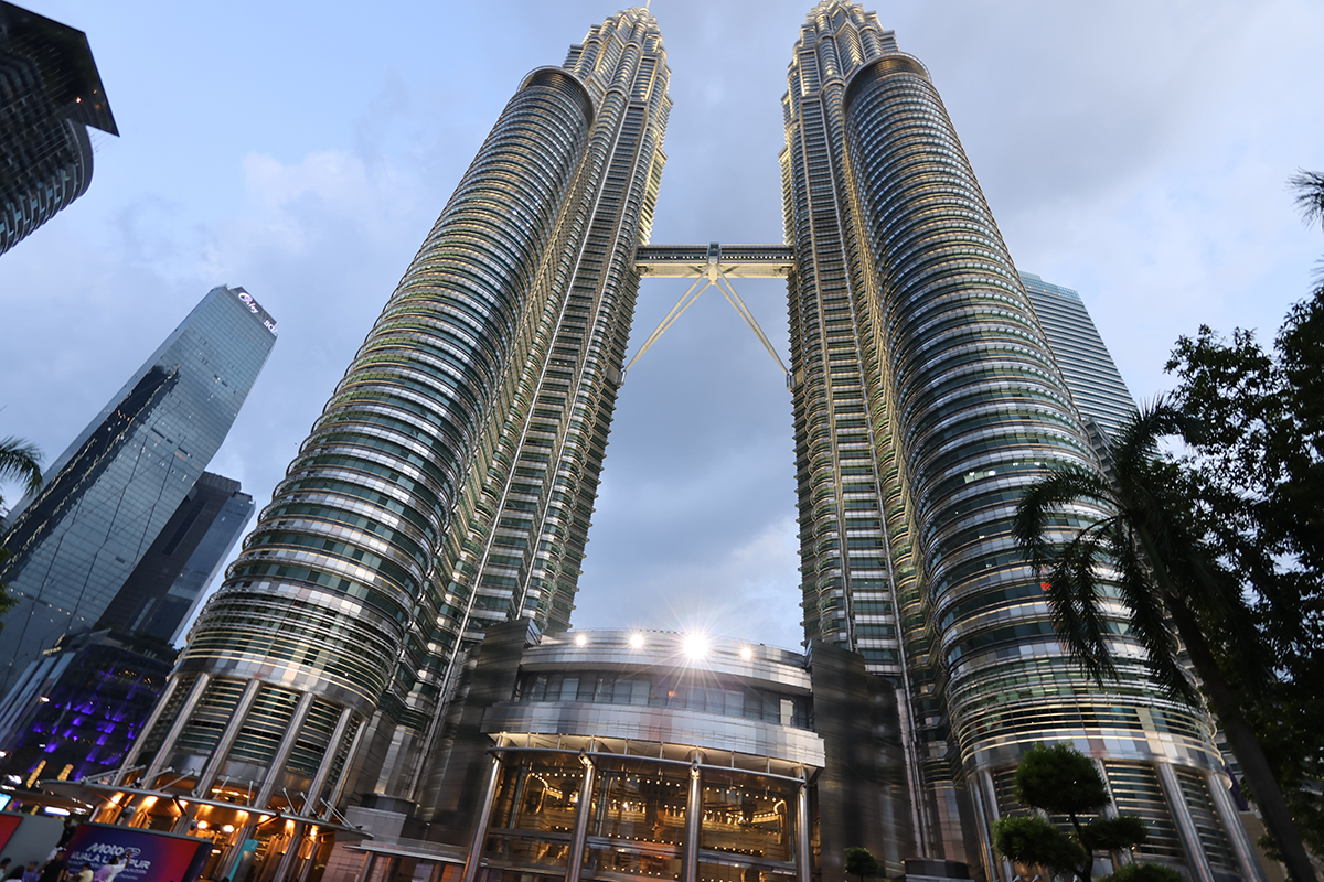 マレーシア クアラルンプールの「ペトロナス・ツインタワー」(全景~昼)