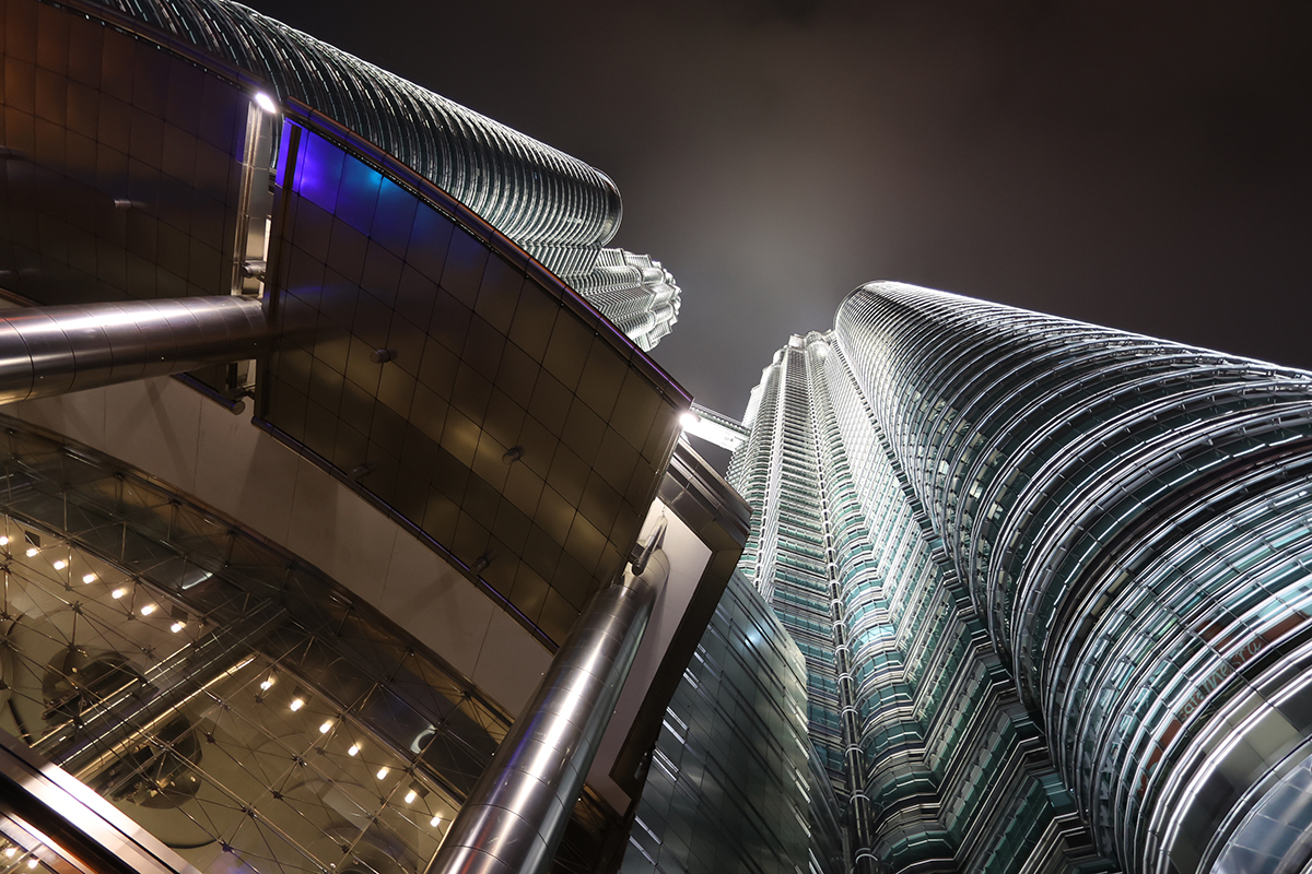 マレーシア クアラルンプールの「ペトロナス・ツインタワー」(下から~夜間ライトアップ)