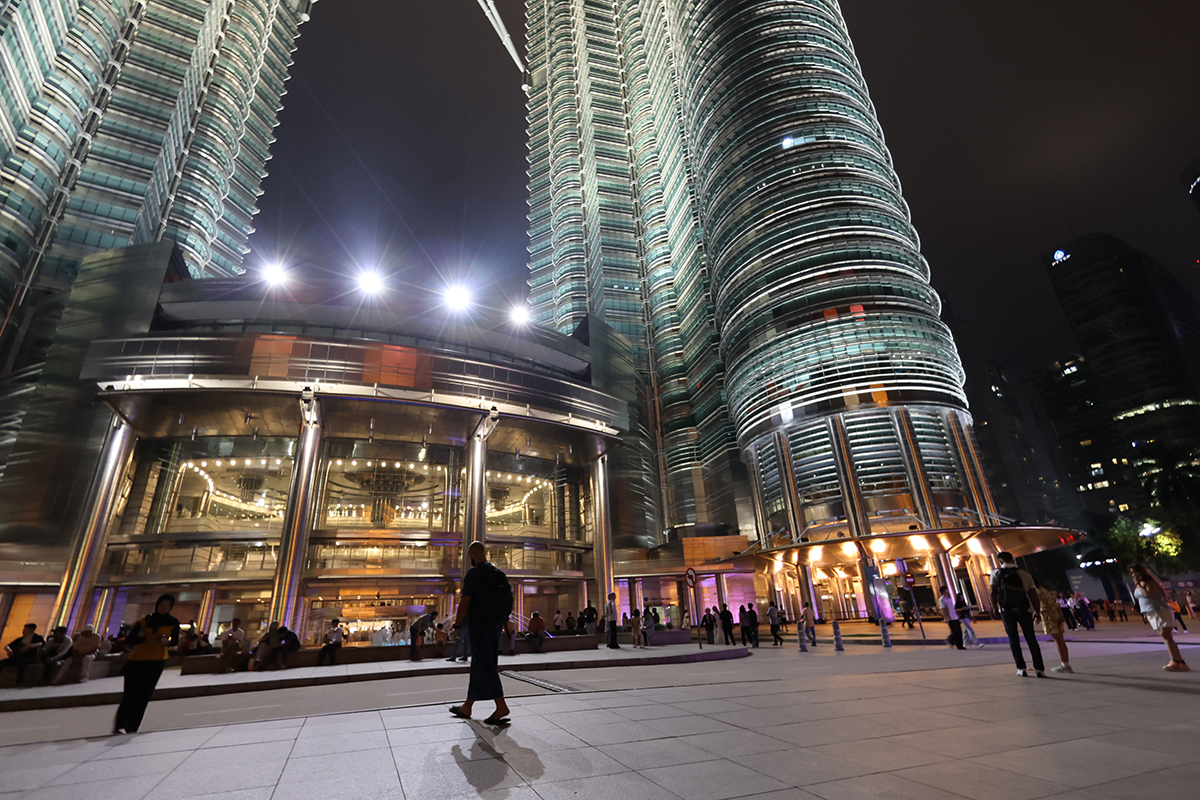 マレーシア クアラルンプールの「ペトロナス・ツインタワー」(下部~夜間ライトアップ)