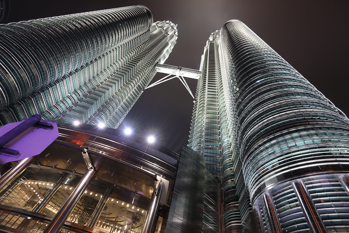 マレーシア クアラルンプールの「ペトロナス・ツインタワー」(下から~夜間ライトアップ)