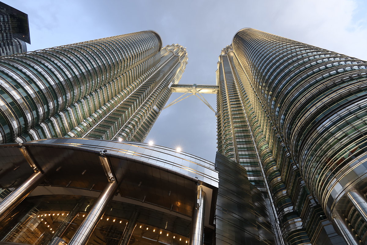 マレーシア クアラルンプールの「ペトロナス・ツインタワー」(下から~昼間)