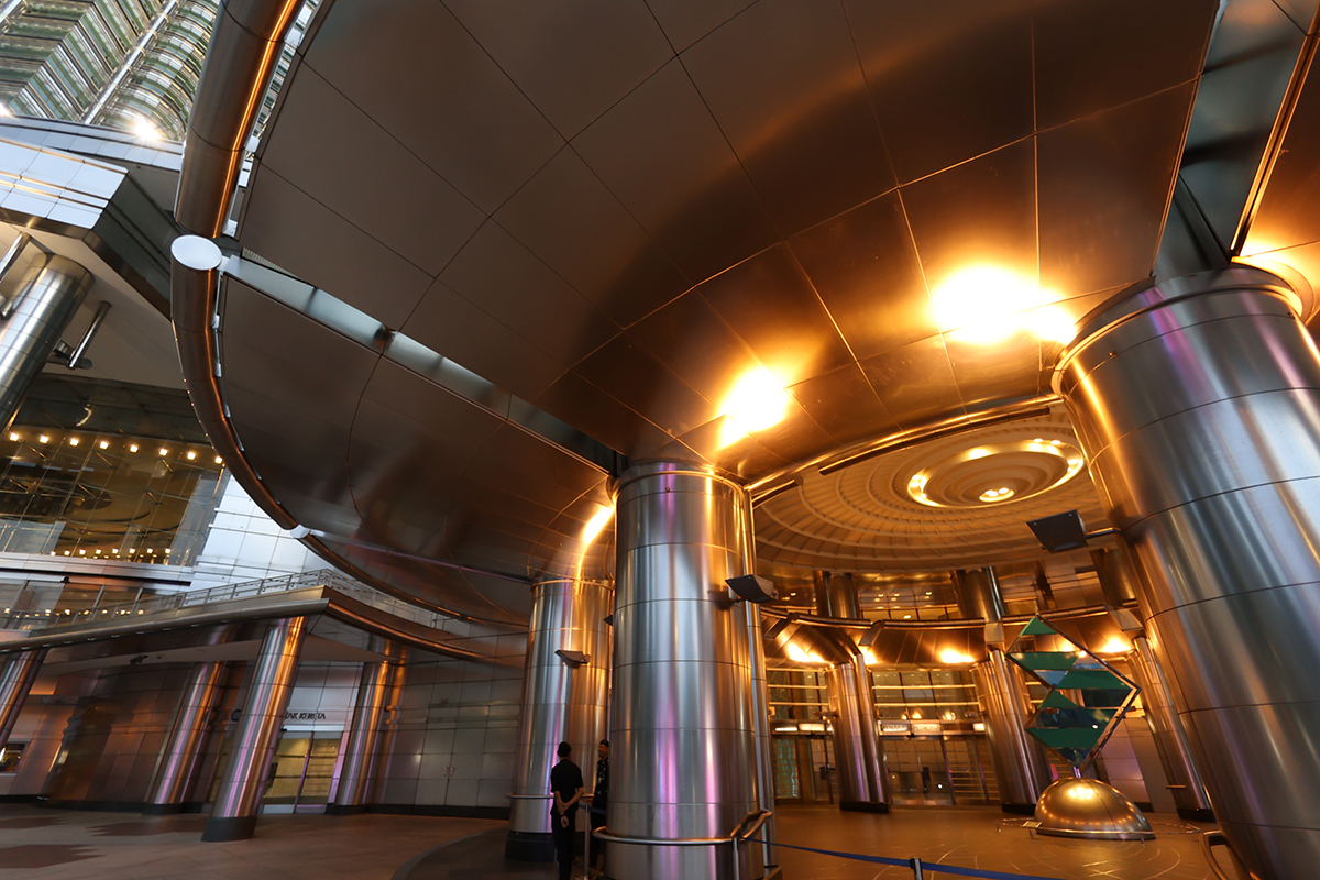 マレーシア クアラルンプールの「ペトロナス・ツインタワー」(入口)