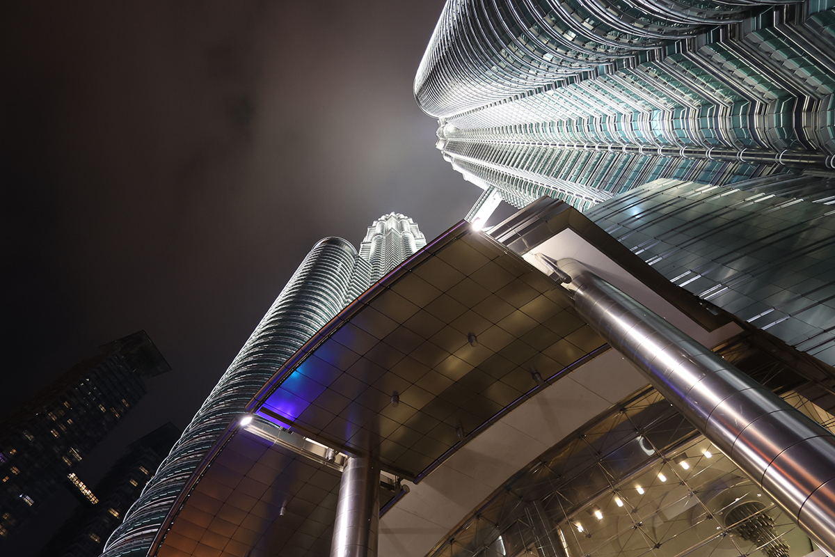 マレーシア クアラルンプールの「ペトロナス・ツインタワー」(下から~夜間ライトアップ)