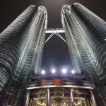 マレーシア クアラルンプールの「ペトロナス・ツインタワー」（全景～夜間ライトアップ）