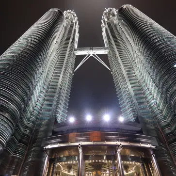 マレーシア クアラルンプールの「ペトロナス・ツインタワー」（全景～夜間ライトアップ）