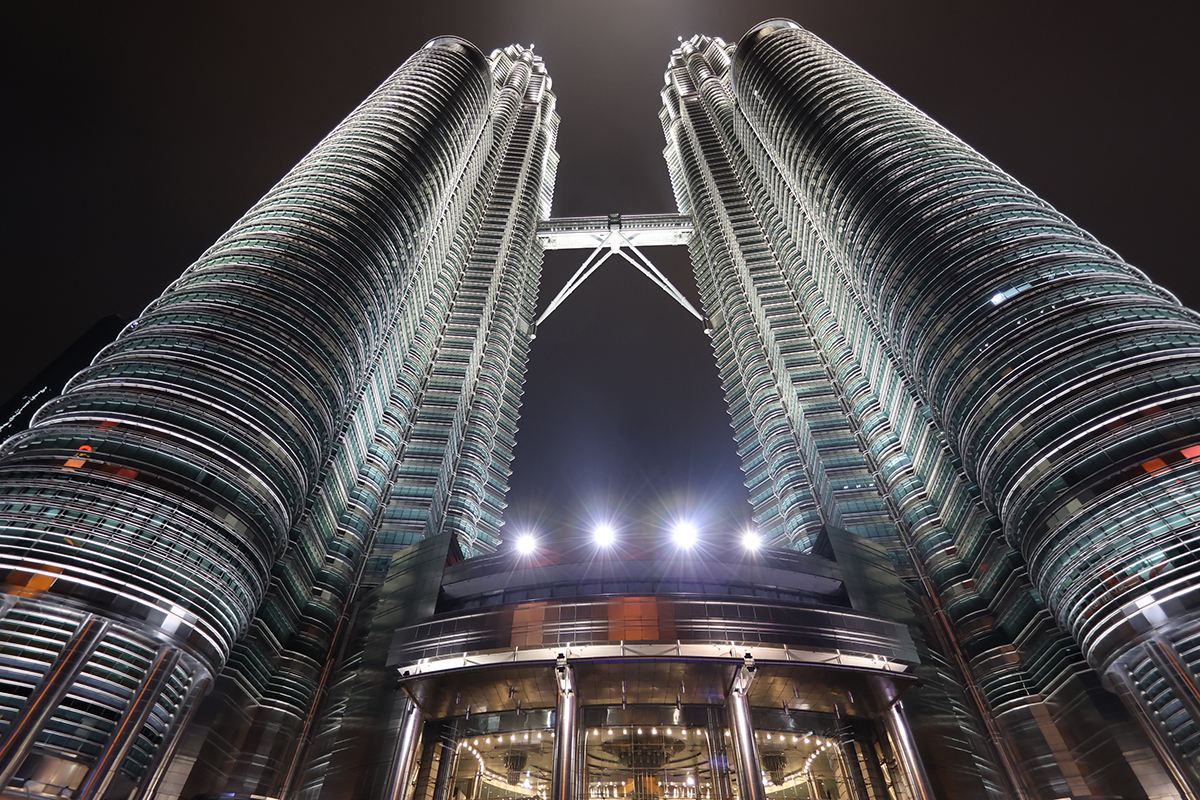 マレーシア クアラルンプールの「ペトロナス・ツインタワー」(全景~夜間ライトアップ)