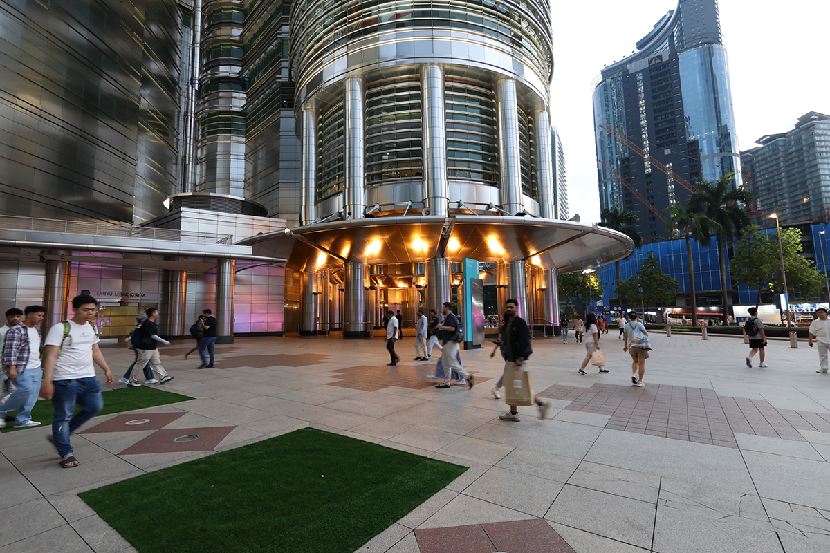 マレーシア クアラルンプールの「ペトロナス・ツインタワー」(下部~昼)