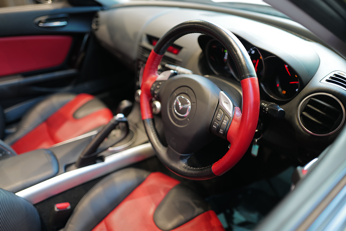 マツダRX-8「コンバーチブル」のインテリア（ステアリングホイール）