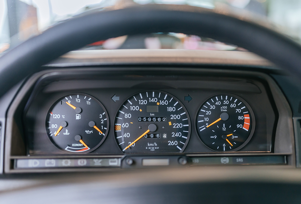 メルセデス・ベンツ 190E 2.5-16 エボリューションIIのインテリア（メーター）