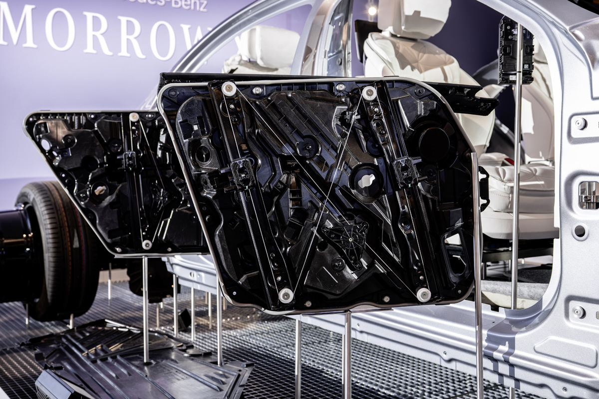 メルセデス・ベンツの利サウクルプロジェクト、「トゥモローXX」の説明画像（ドア）