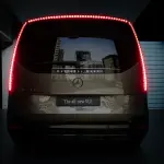 メルセデス・ベンツVLEの真後ろ（テールランプ発光）