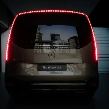 メルセデス・ベンツVLEの真後ろ（テールランプ発光）