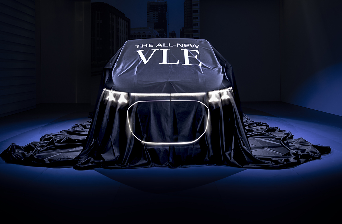 フロントグリルはメルセデス・ベンツ史上「最大級」？新型電動ミニバン「VLE」が3月10日に世界初公開、新時代の「グランド・リムジン」とは？