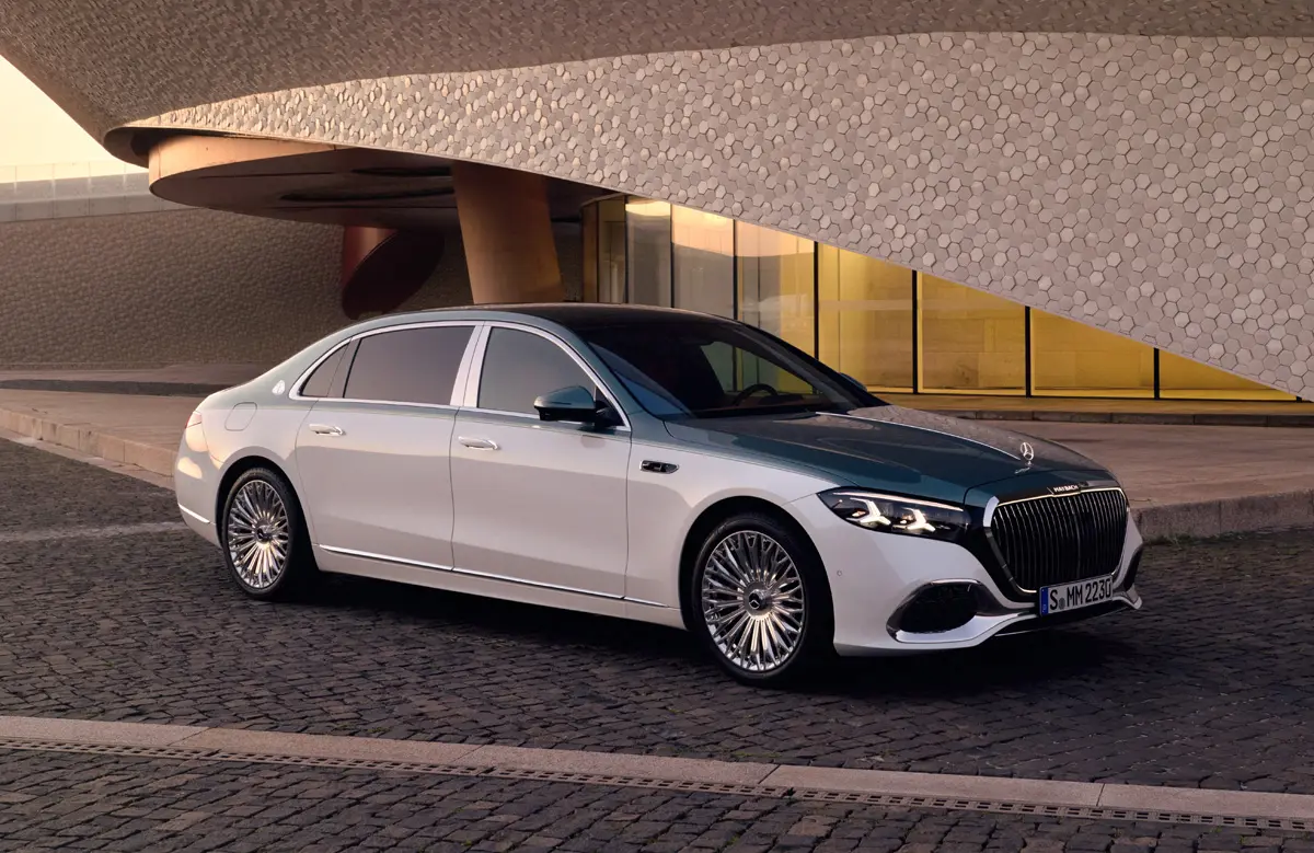 2026年モデルのメルセデス・マイバッハ（斜め前）
