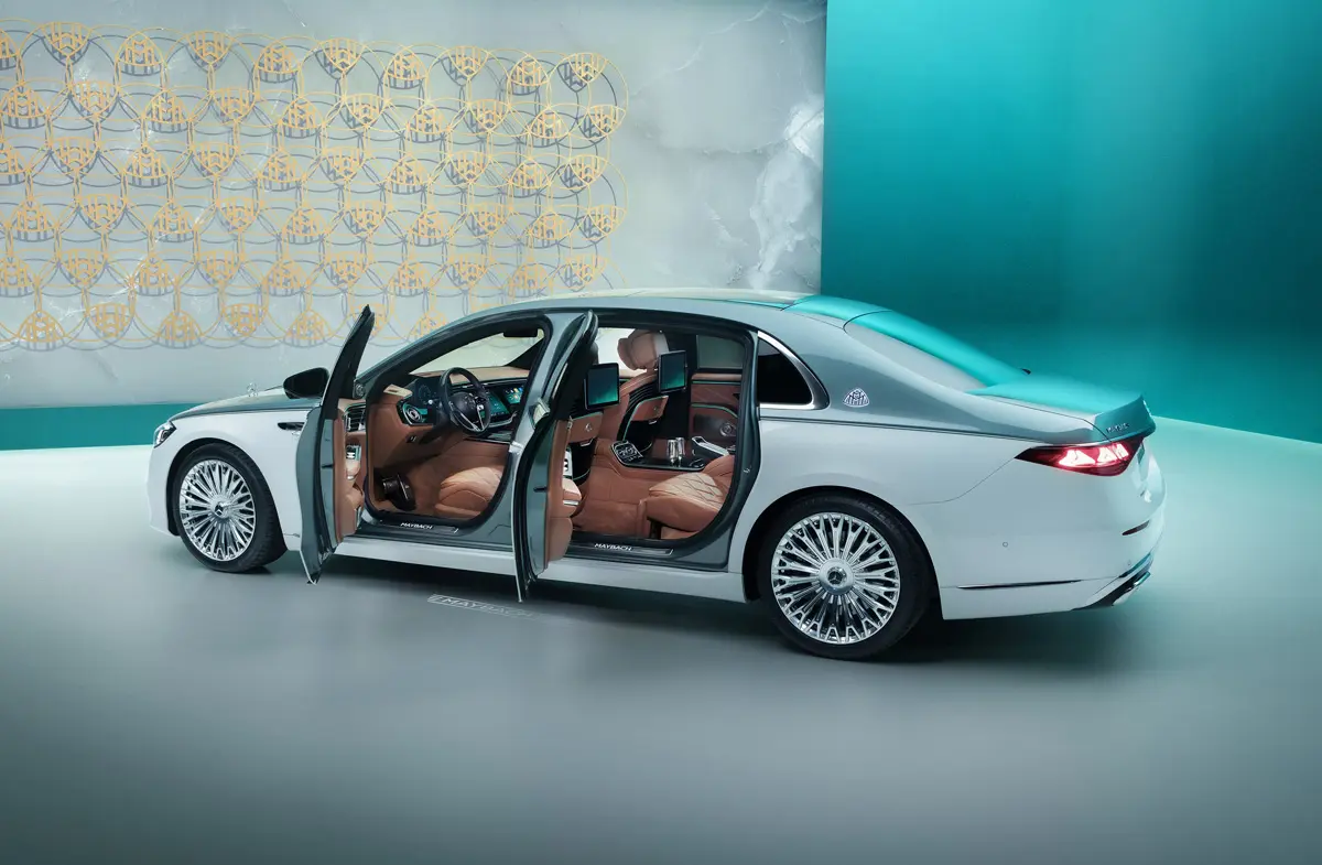 2026年モデルのメルセデス・マイバッハ（サイド、ドアオープン）