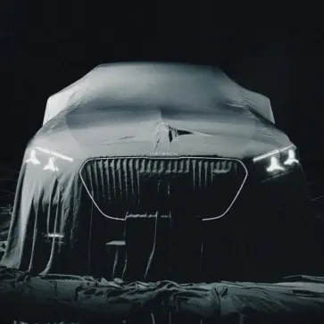 新型メルセデス・ベンツ・マイバッハのティーザー画像（正面）