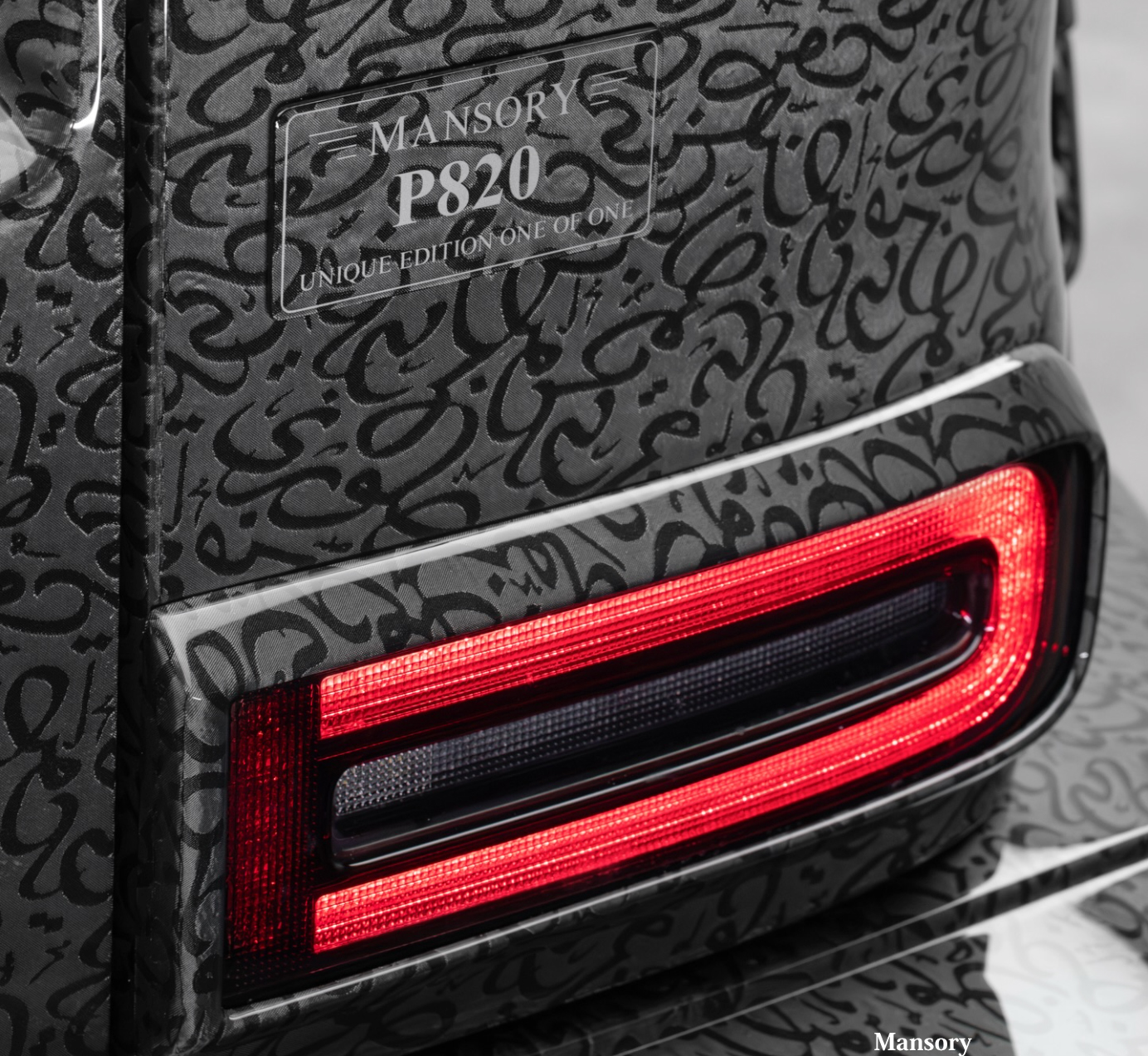 マンソリーのカスタムによるメルセデス・ベンツGクラスのカスタムカー「P820」テールランプのアップ