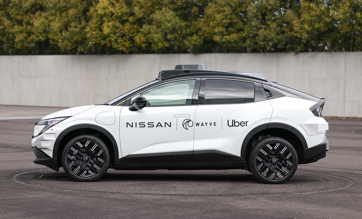 日産リーフをベースにしたロボタクシー（フサイド）