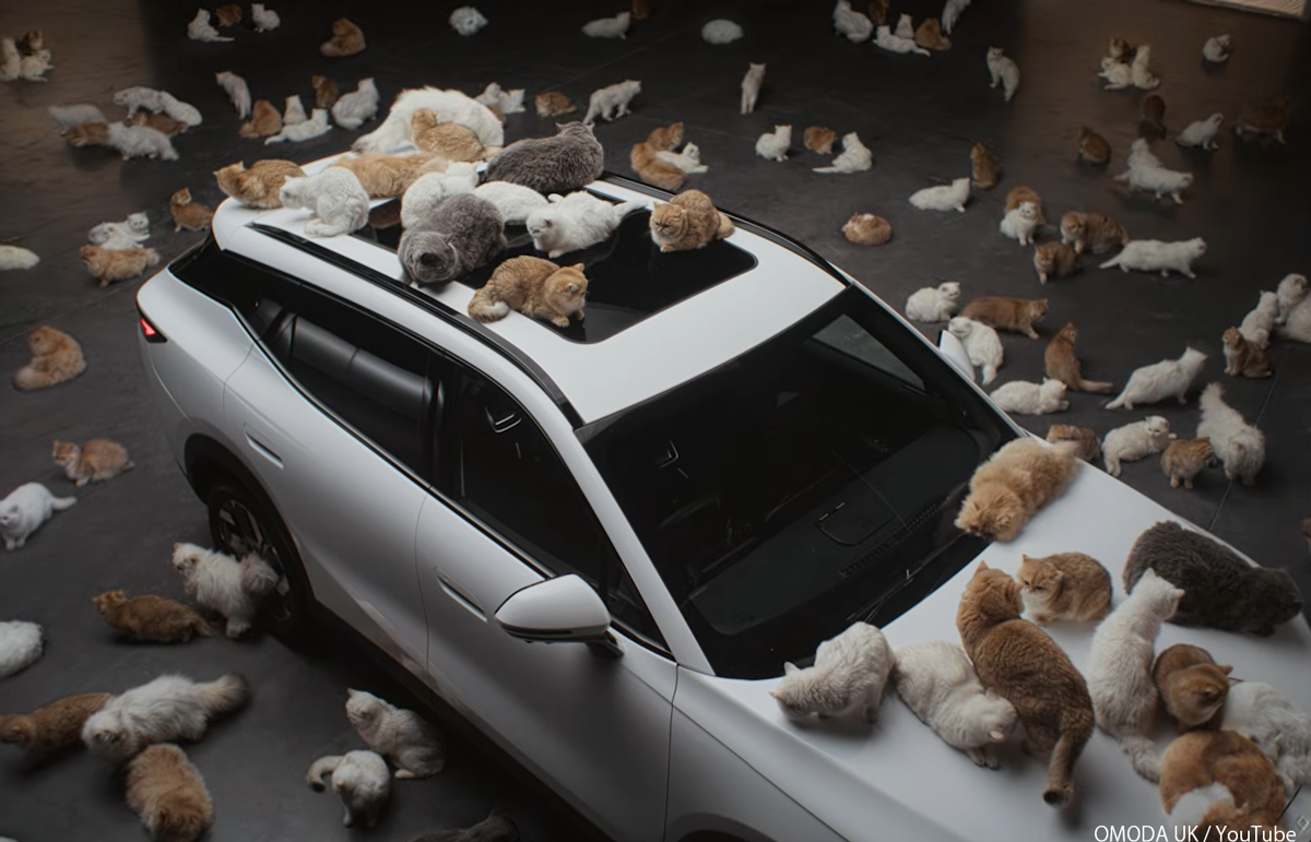 【前代未聞】クルマの上に大量の猫さん。中国メーカーOmodaの奇抜すぎる「新型SUVの性能を知らしめるプロモーション」が話題に【動画】
