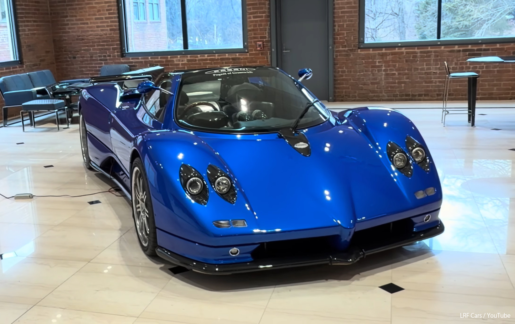 アメリカ・コネチカット州で開催された、フェラーリ デイトナSP3が14台集まったイベントでの1コマ（パガーニ ゾンダ12C）