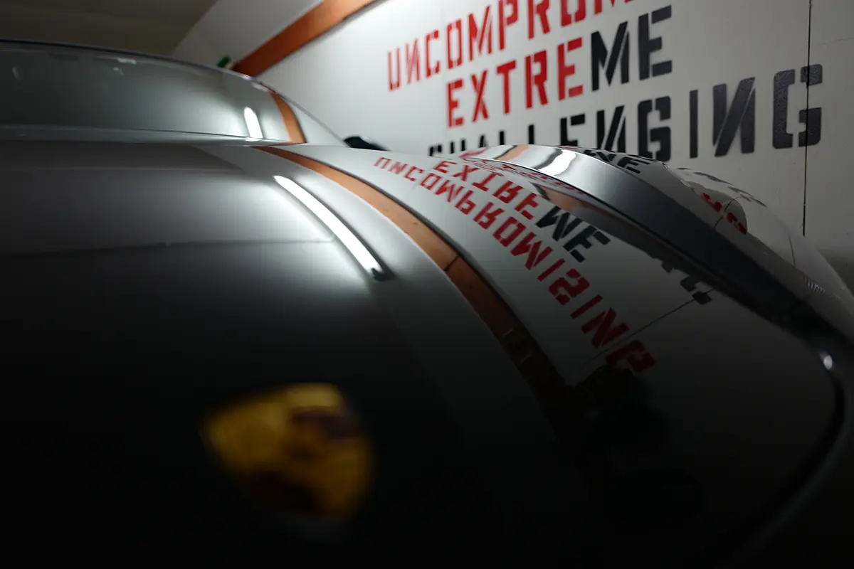 ガレージに収まるポルシェ718ケイマン