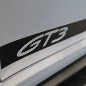 米ポルシェ正規ディーラーが「新車」として販売した911 GT3が実はメカニックの「分解・組み立て練習用」教材だった？詐欺的販売トラブルが訴訟に発展