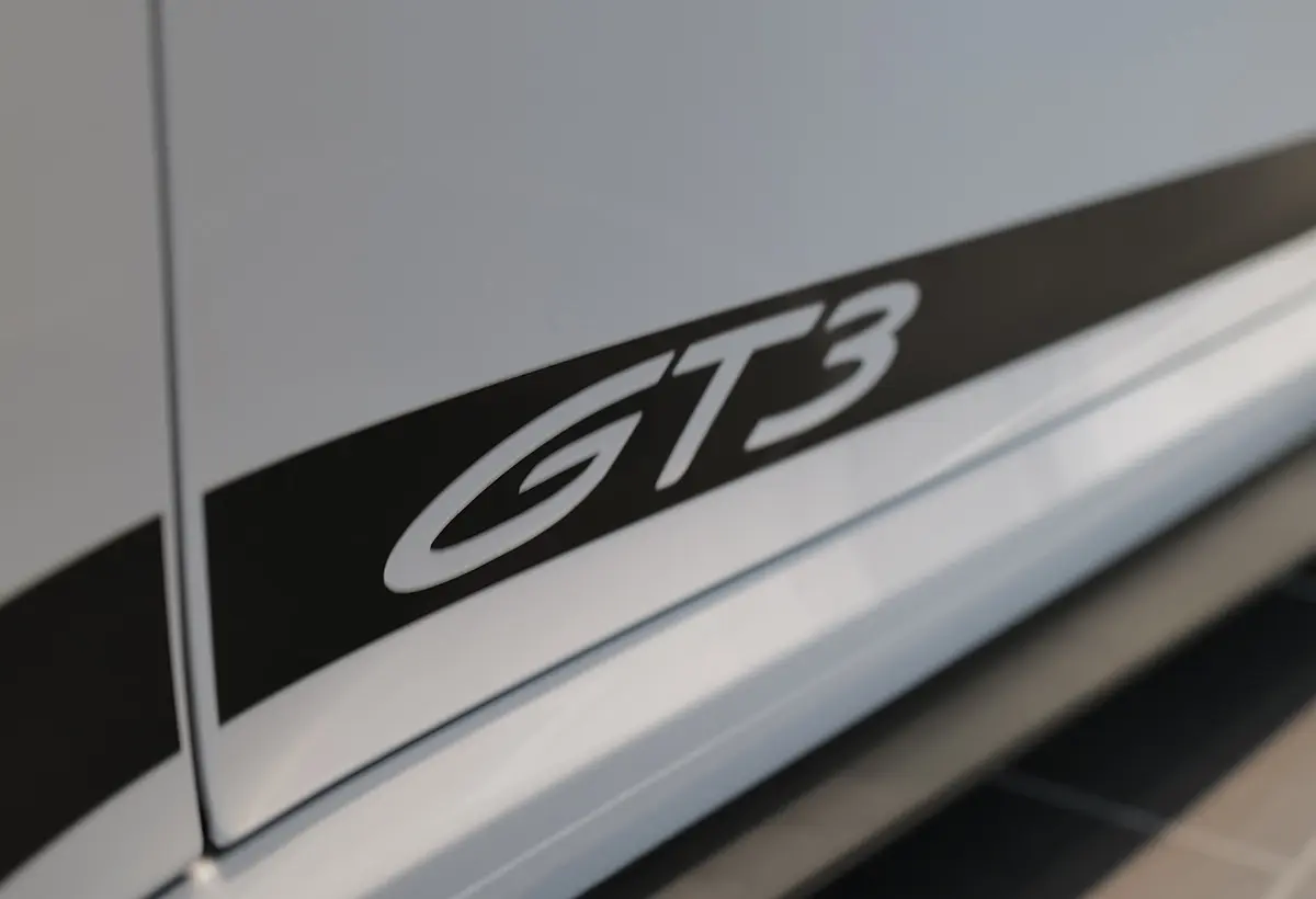 米ポルシェ正規ディーラーが「新車」として販売した911 GT3が実はメカニックの「分解・組み立て練習用」教材だった？詐欺的販売トラブルが訴訟に発展