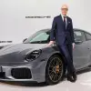 ポルシェ911ターボS（シルバー）とCEOであるマイケル・ライターズ