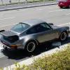 ポルシェ930ターボ（初代911ターボ）の全景（リア～メタリックグレー）