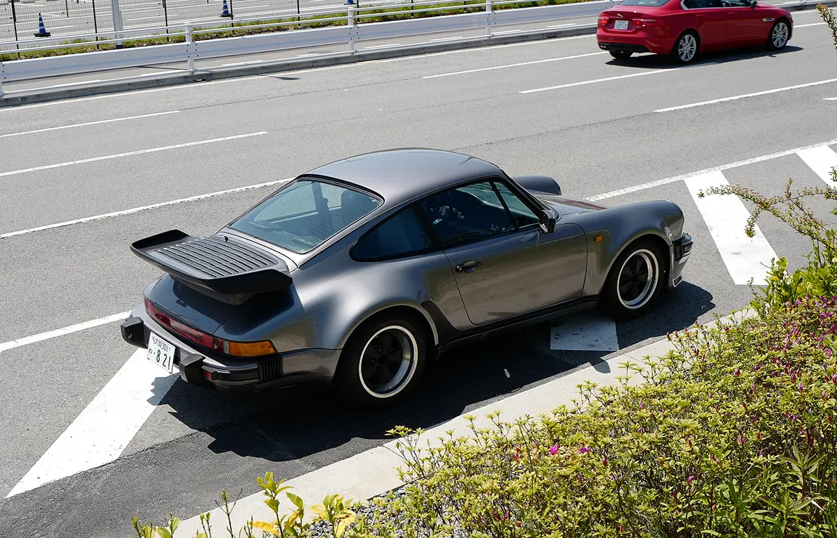 ポルシェ930ターボ(初代911ターボ)の全景(リア~メタリックグレー)